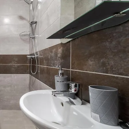 Golden Violin ! T Apartment *